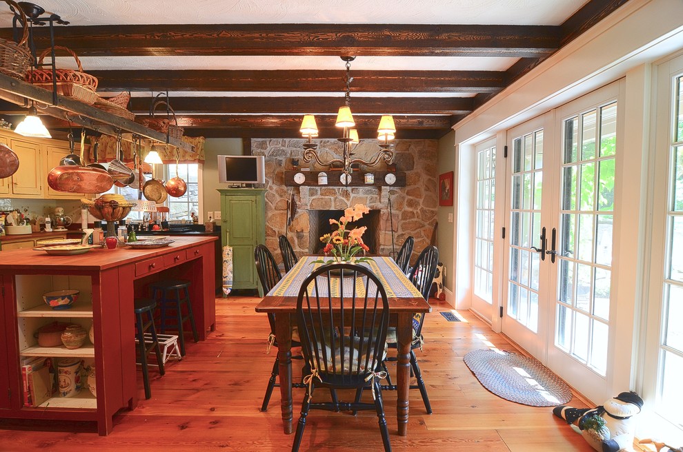 На фото: маленькая кухня-столовая в классическом стиле с паркетным полом среднего тона, стандартным камином и фасадом камина из камня для на участке и в саду с
