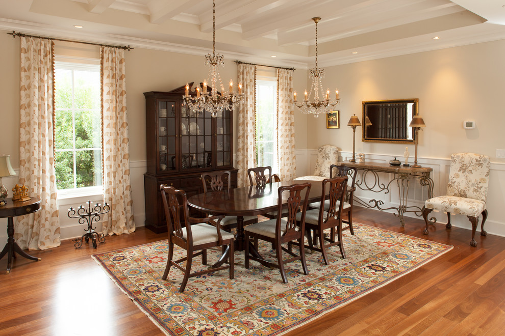 Imagen de comedor clásico con paredes beige, suelo de madera en tonos medios y cortinas