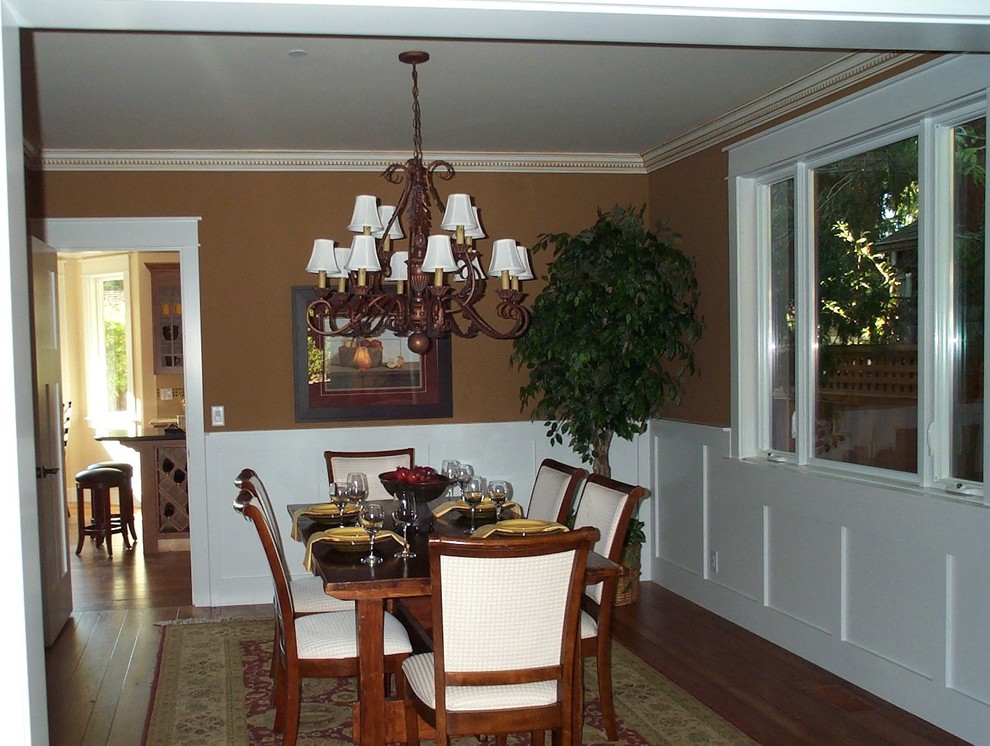 Imagen de comedor de estilo americano de tamaño medio abierto con paredes marrones y suelo de madera en tonos medios