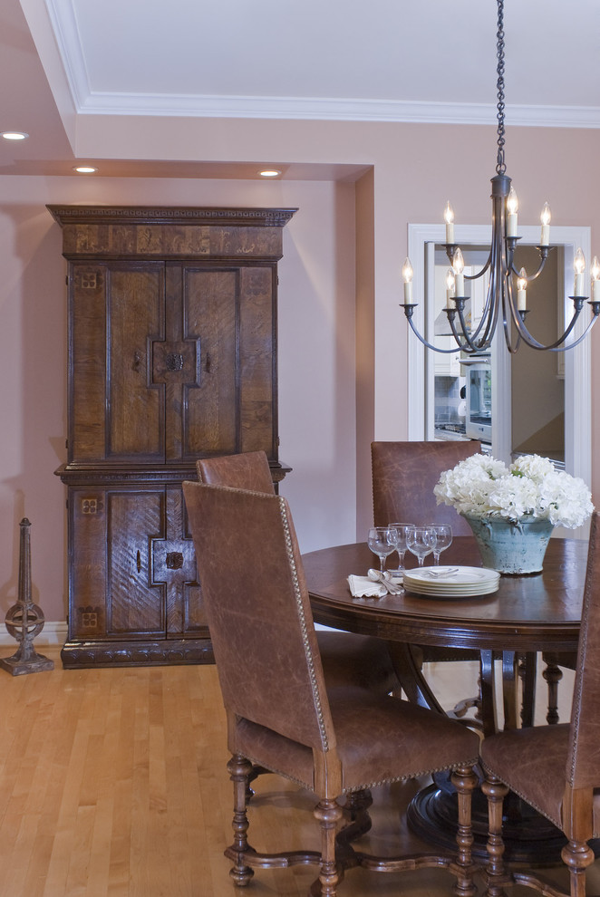 Modelo de comedor de estilo de casa de campo con suelo de madera en tonos medios y paredes beige