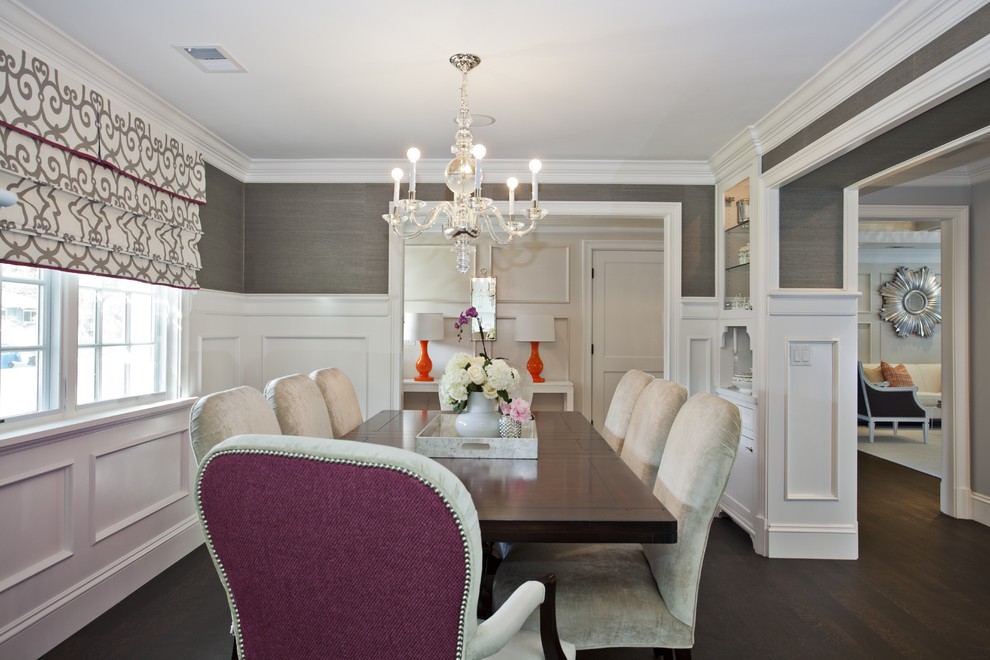 Идея дизайна: отдельная столовая в классическом стиле с серыми стенами, темным паркетным полом и коричневым полом без камина