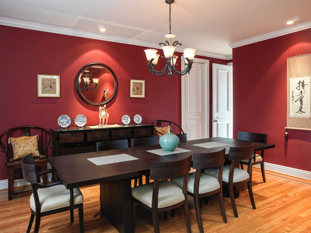 На фото: столовая в современном стиле с красными стенами с