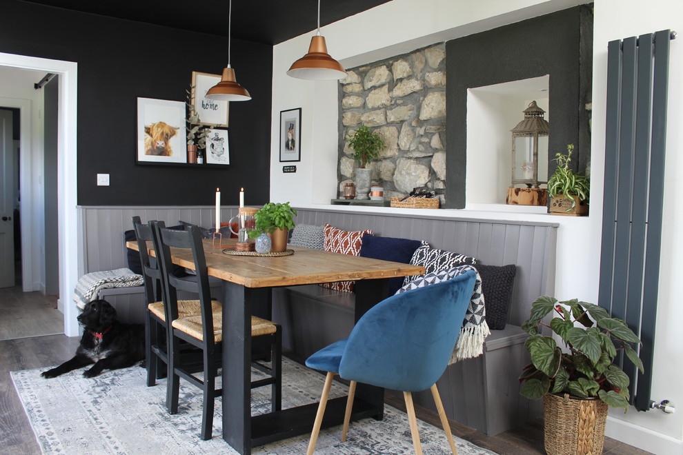 Mittelgroße Moderne Wohnküche mit Laminat, schwarzer Wandfarbe und braunem Boden in Sonstige
