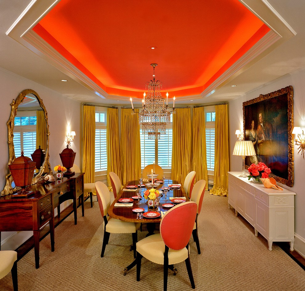 Cette photo montre une rideau de salle à manger chic avec un mur blanc, parquet foncé et éclairage.