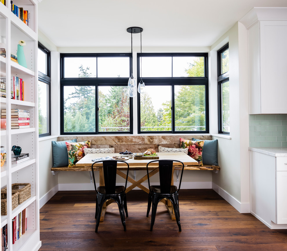Kleine Landhaus Wohnküche ohne Kamin mit beiger Wandfarbe, dunklem Holzboden und braunem Boden in Seattle