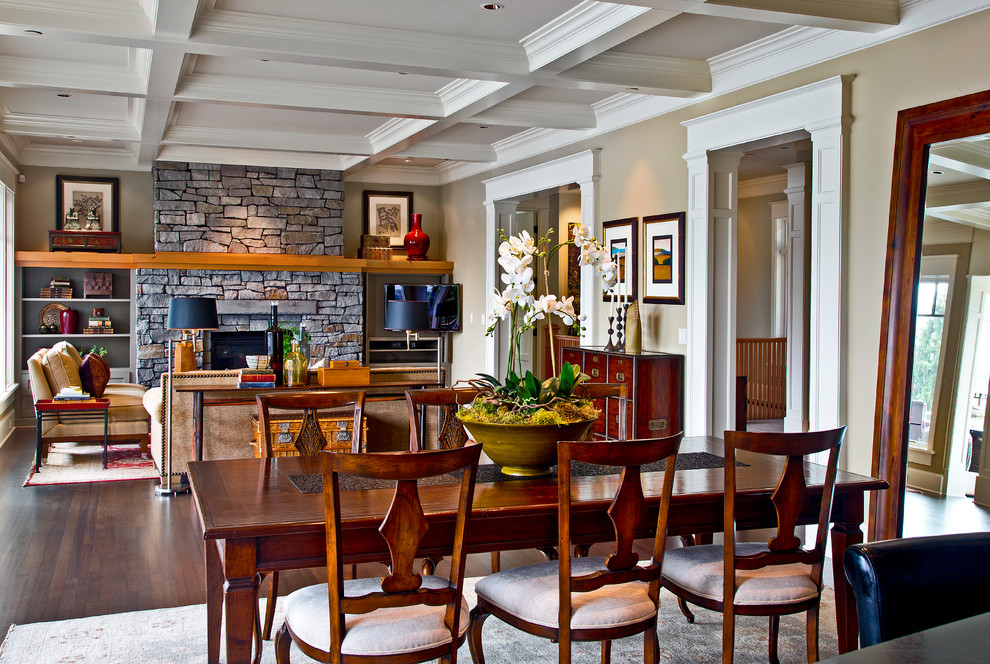 Стильный дизайн: гостиная-столовая в классическом стиле с бежевыми стенами и паркетным полом среднего тона - последний тренд