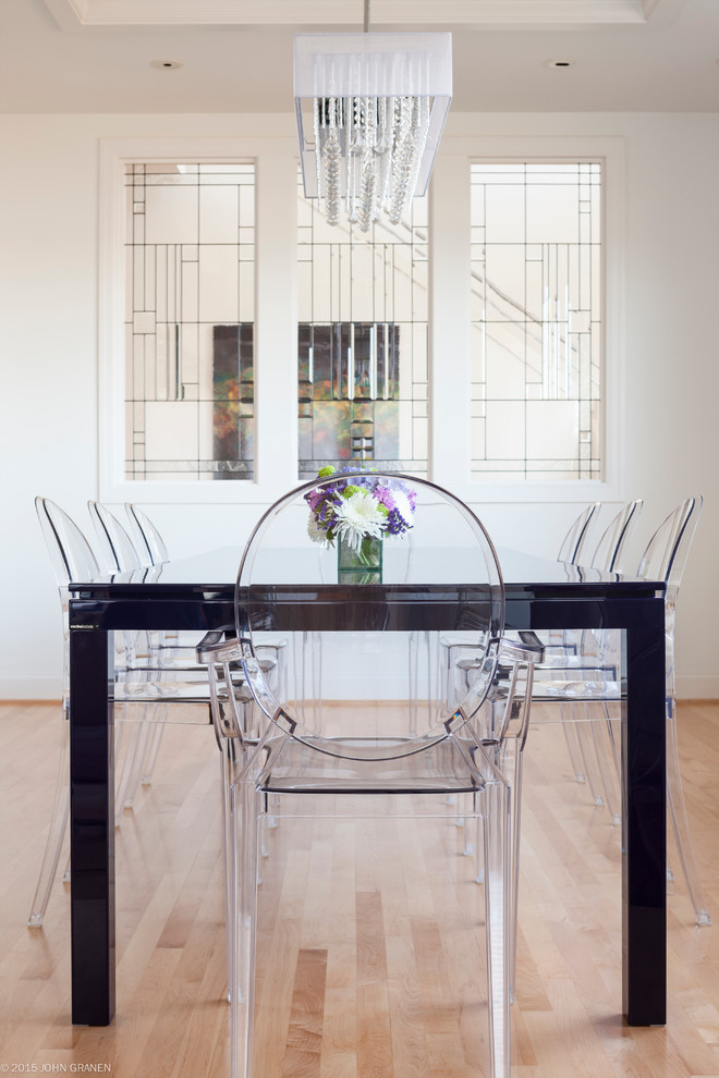 Immagine di una sala da pranzo aperta verso la cucina design di medie dimensioni con pavimento in legno massello medio