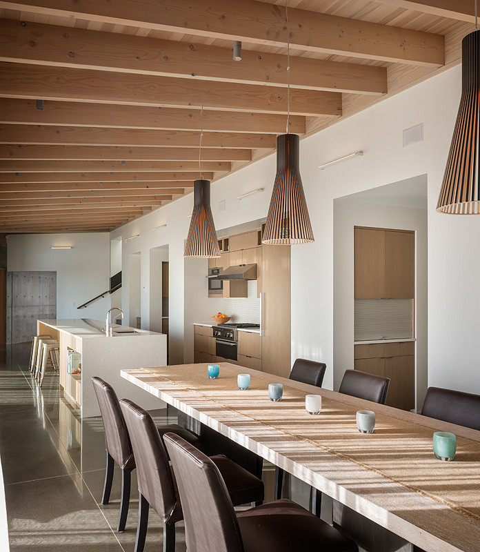 Idéer för en mellanstor modern separat matplats, med vita väggar, betonggolv och grått golv