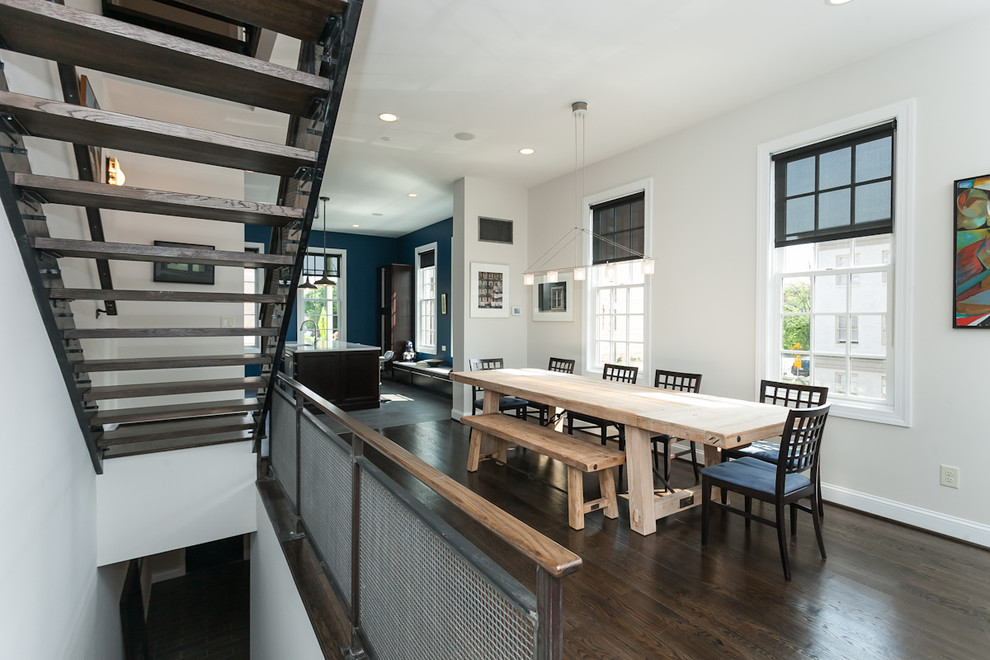 Diseño de comedor contemporáneo con paredes blancas y suelo de madera oscura