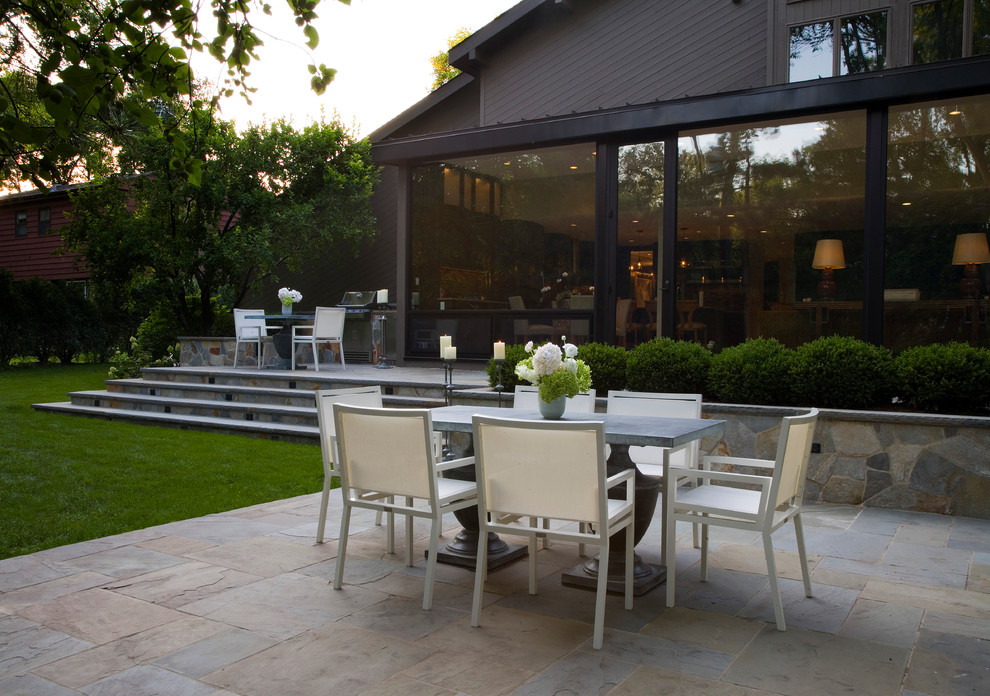 Ispirazione per un patio o portico design di medie dimensioni e dietro casa con pavimentazioni in pietra naturale
