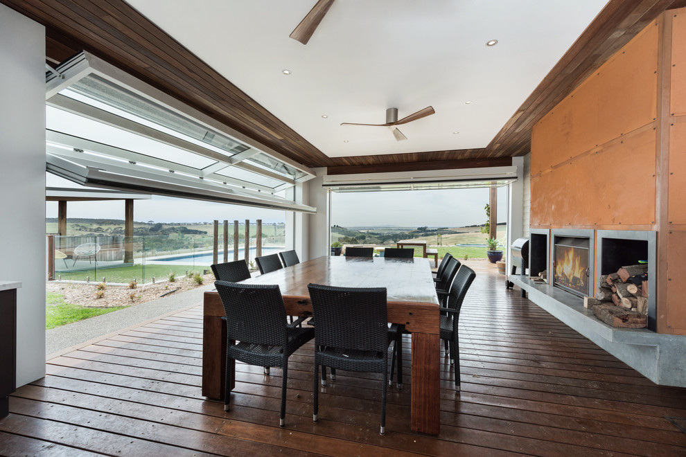 Landhaus Esszimmer mit dunklem Holzboden, Gaskamin, Kaminumrandung aus Metall und braunem Boden in Geelong