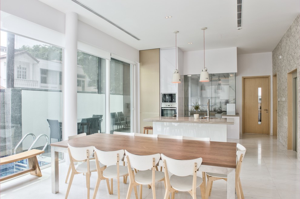 Idée de décoration pour une grande salle à manger ouverte sur la cuisine design avec un sol en marbre.