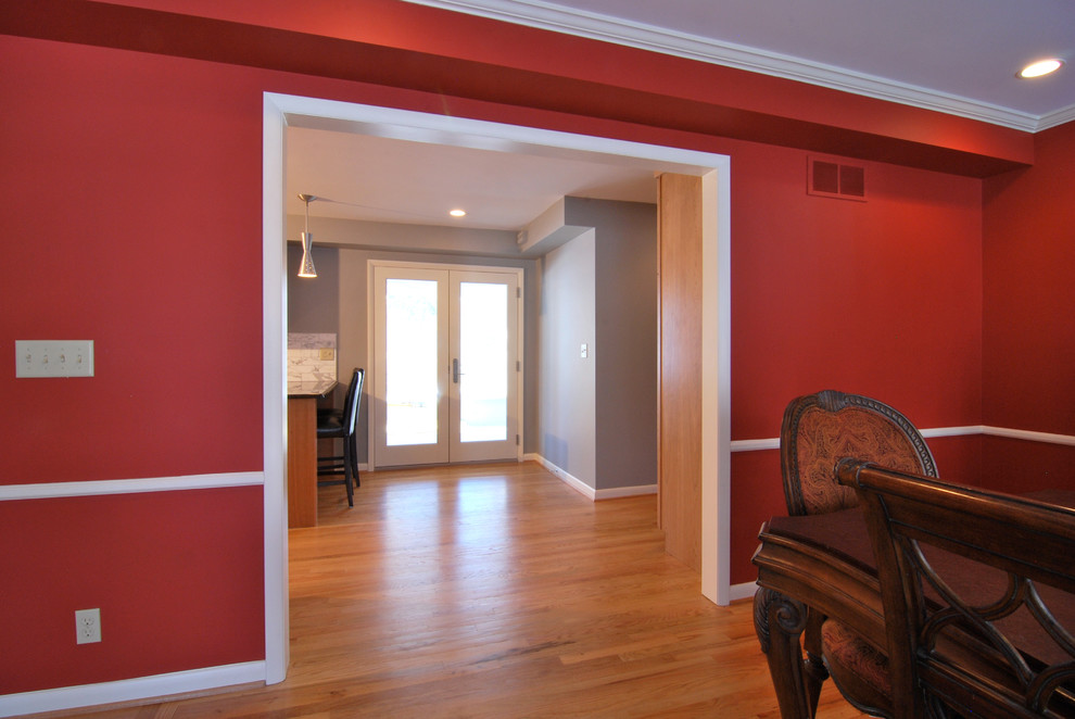 Источник вдохновения для домашнего уюта: кухня-столовая среднего размера в стиле модернизм с красными стенами и светлым паркетным полом