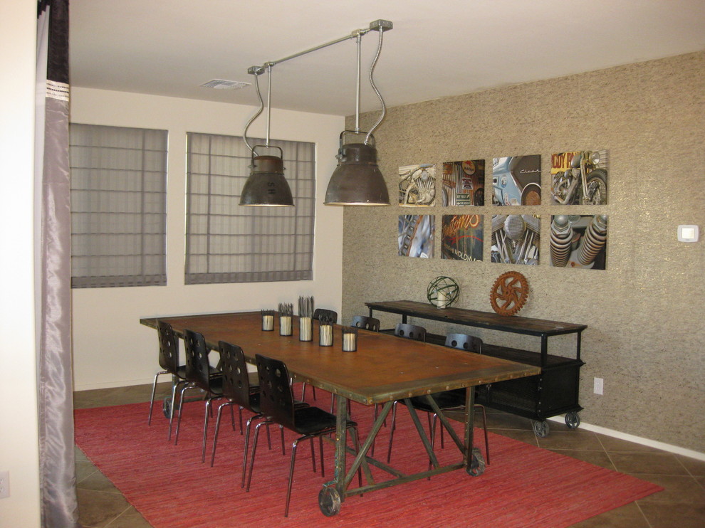 Foto på en mellanstor industriell separat matplats, med klinkergolv i keramik och beige väggar