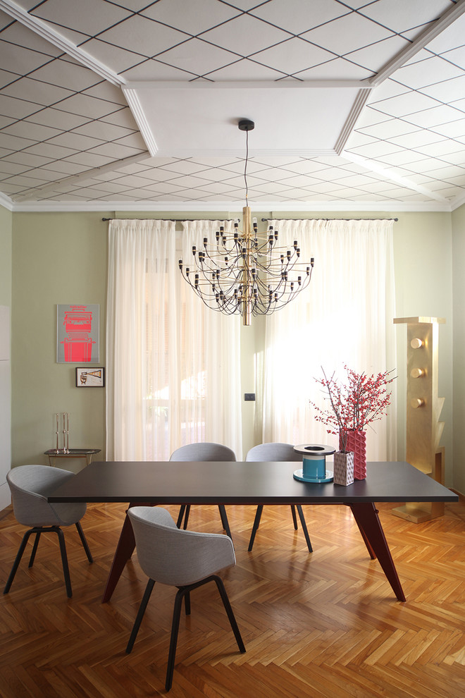 Cette image montre une salle à manger bohème avec parquet clair et un mur beige.