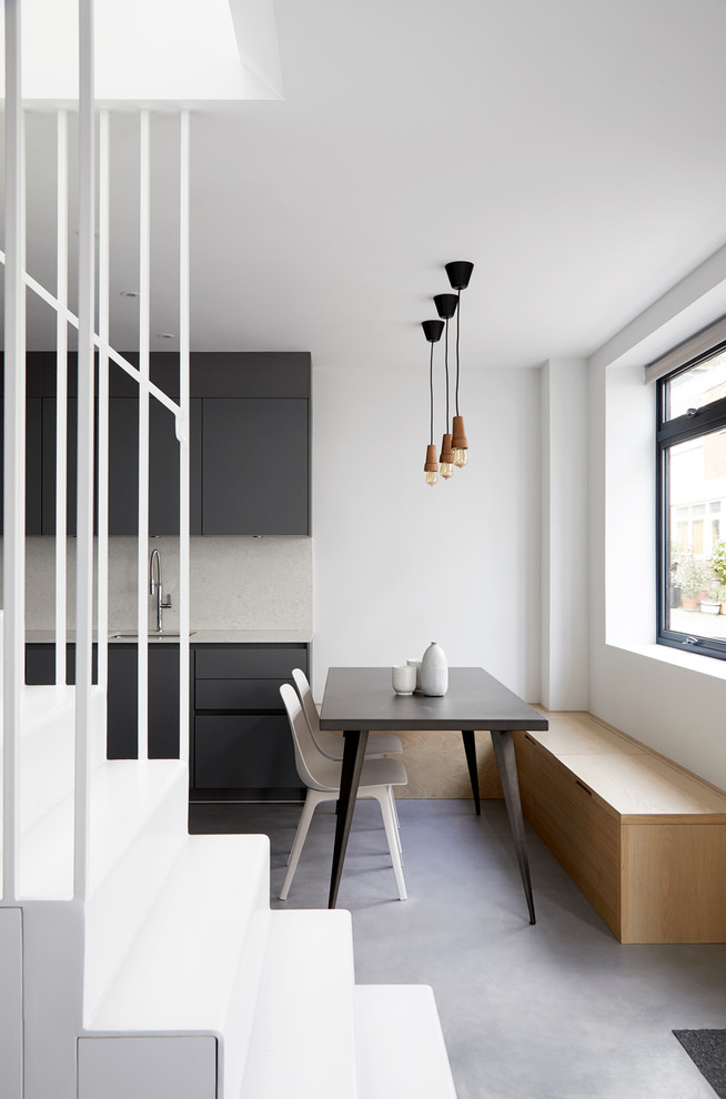 Стильный дизайн: маленькая кухня-столовая в современном стиле с серым полом, белыми стенами и бетонным полом без камина для на участке и в саду - последний тренд