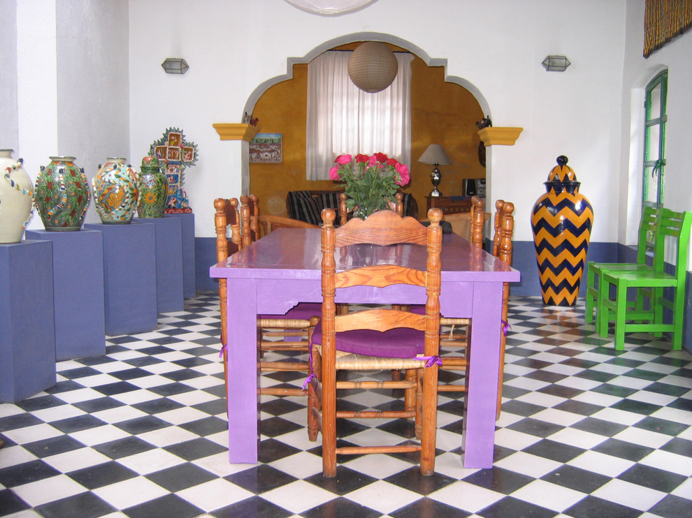 Immagine di una sala da pranzo minimal chiusa con pareti bianche, pavimento in cemento e pavimento multicolore