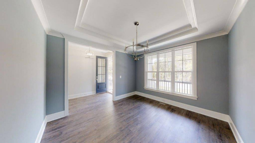 Geschlossenes, Mittelgroßes Klassisches Esszimmer ohne Kamin mit blauer Wandfarbe, braunem Holzboden, braunem Boden und Kassettendecke in Raleigh