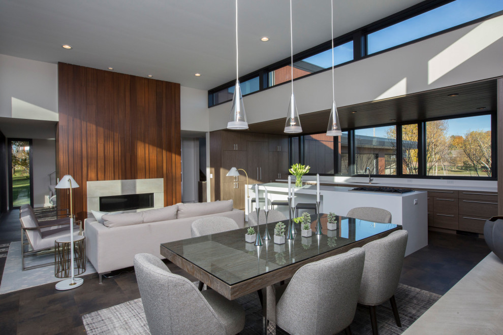 Immagine di un'ampia sala da pranzo aperta verso il soggiorno minimalista con pareti bianche e pavimento marrone