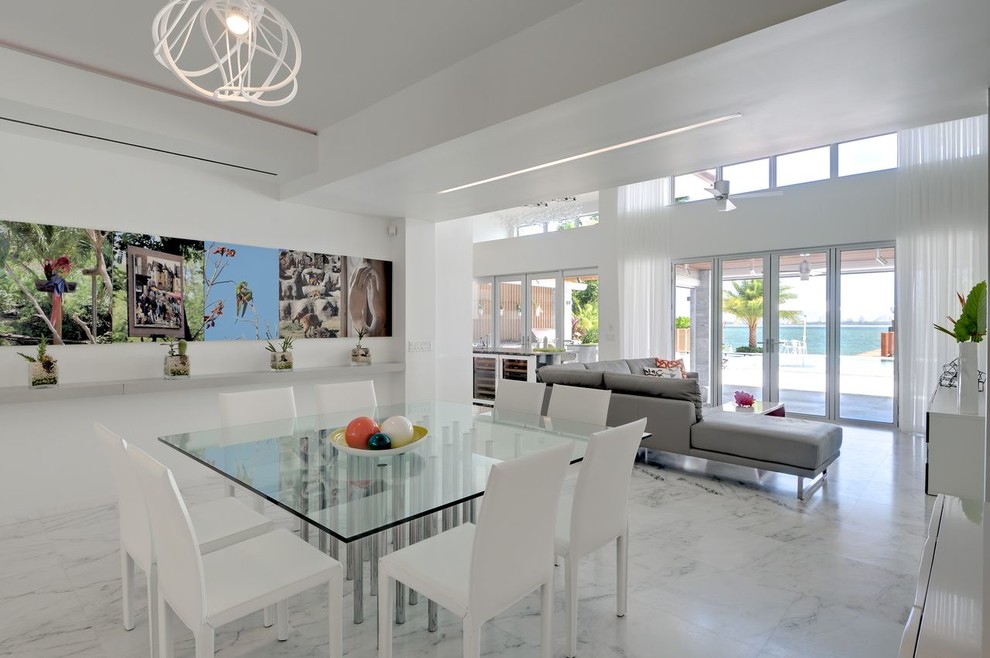 Offenes, Großes Modernes Esszimmer mit Marmorboden, weißer Wandfarbe und buntem Boden in Miami