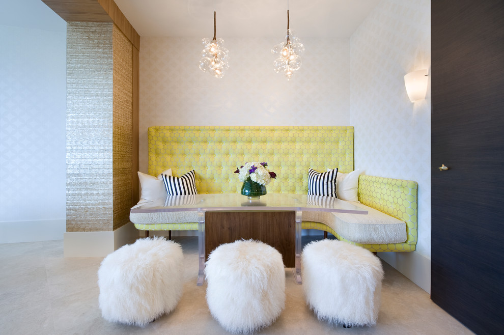 Идея дизайна: гостиная-столовая в современном стиле с белыми стенами без камина