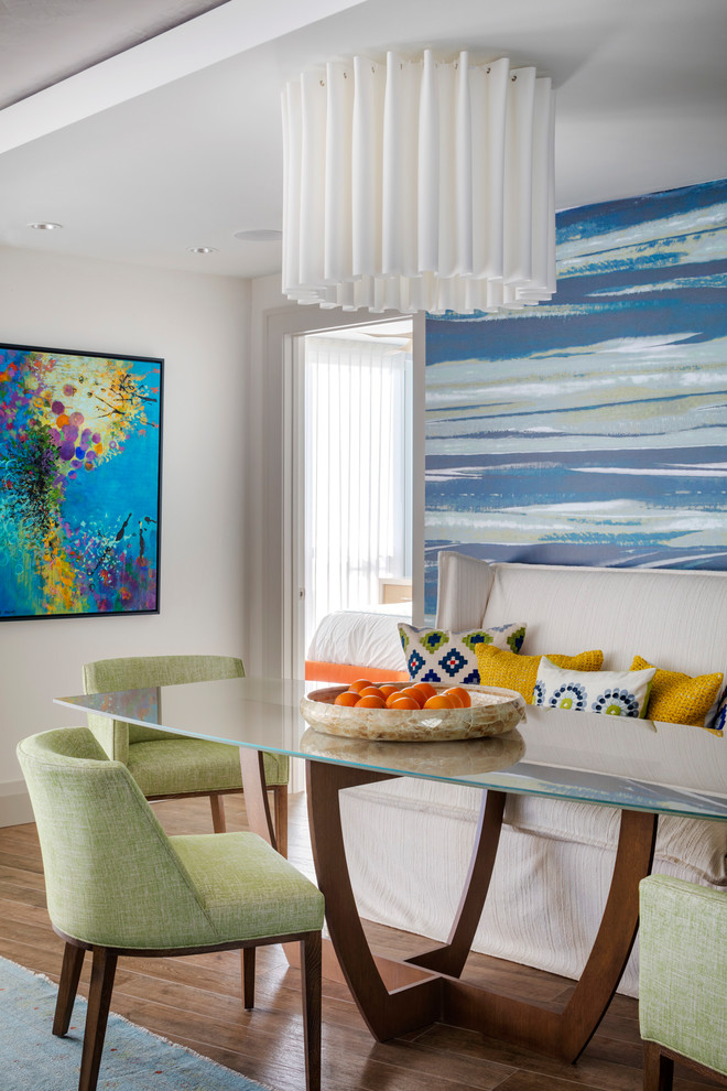 Mittelgroße Moderne Wohnküche mit weißer Wandfarbe, braunem Holzboden und braunem Boden in Miami