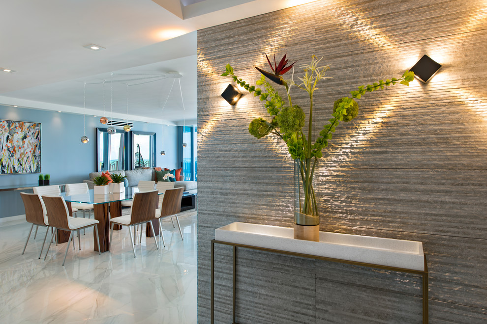 Idee per una sala da pranzo aperta verso il soggiorno design di medie dimensioni con pareti blu, pavimento in marmo e pavimento bianco
