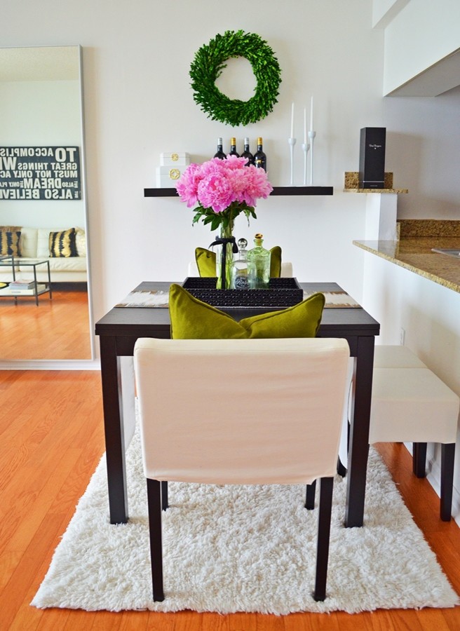 Kleine Moderne Wohnküche ohne Kamin mit weißer Wandfarbe und hellem Holzboden in Miami