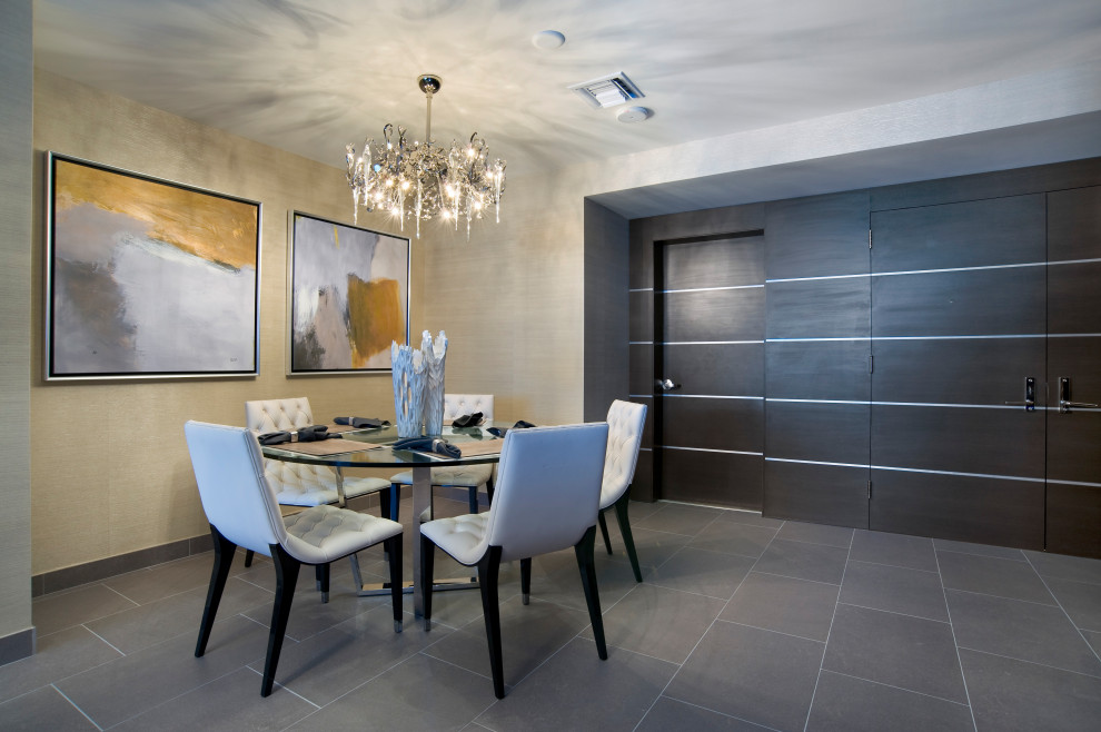Foto di una sala da pranzo aperta verso la cucina moderna di medie dimensioni con pareti beige, pavimento in gres porcellanato, pavimento grigio e carta da parati
