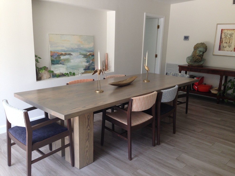 Aménagement d'une salle à manger ouverte sur la cuisine bord de mer de taille moyenne avec un mur gris, parquet peint, aucune cheminée et un sol marron.