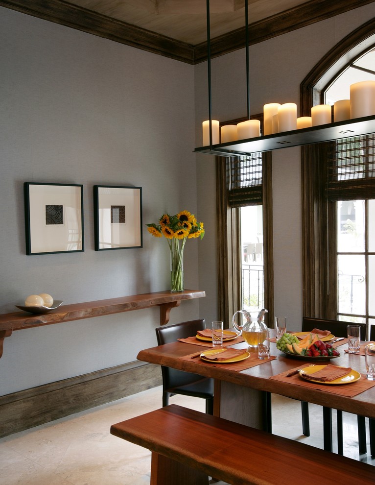 Inspiration pour une salle à manger design avec un mur gris et un sol beige.