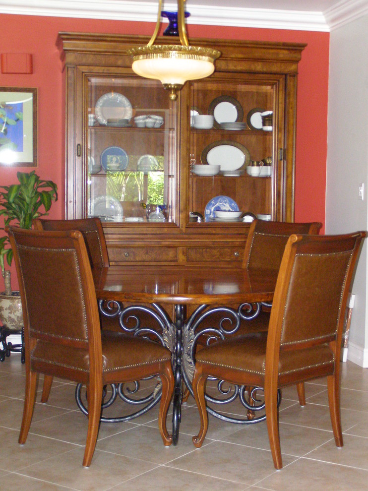 Пример оригинального дизайна: маленькая столовая в классическом стиле с красными стенами и полом из керамогранита для на участке и в саду