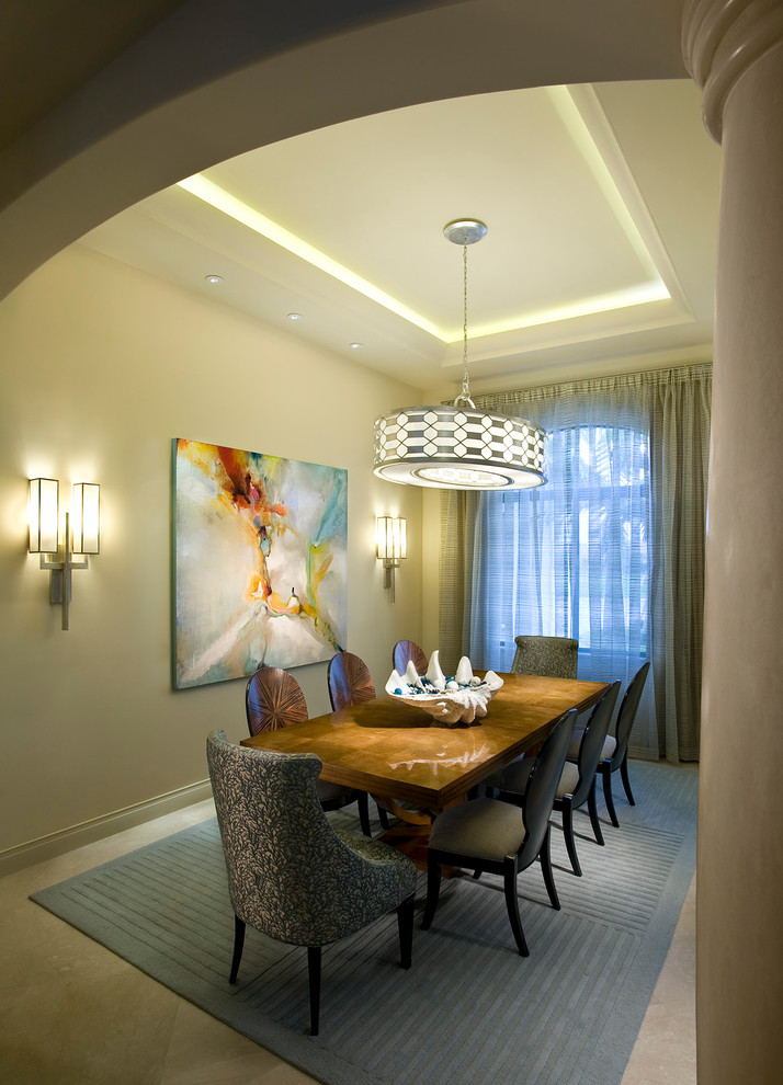 Foto di una sala da pranzo minimalista chiusa e di medie dimensioni con pareti beige, pavimento in travertino e pavimento beige