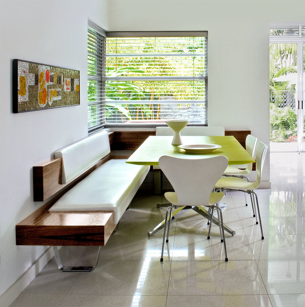 Immagine di una sala da pranzo aperta verso la cucina minimal di medie dimensioni con pareti bianche, pavimento con piastrelle in ceramica, nessun camino e pavimento beige