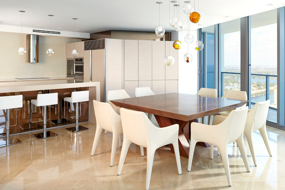 Foto di una grande sala da pranzo aperta verso la cucina stile marinaro con pareti bianche e pavimento in marmo