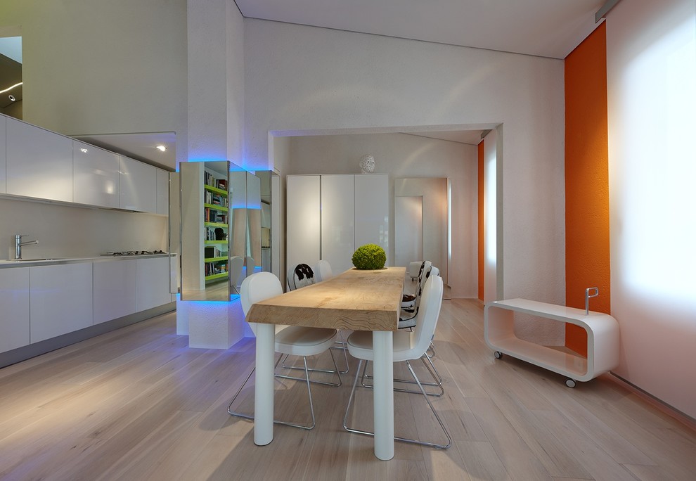Immagine di una grande sala da pranzo aperta verso il soggiorno contemporanea con pareti bianche