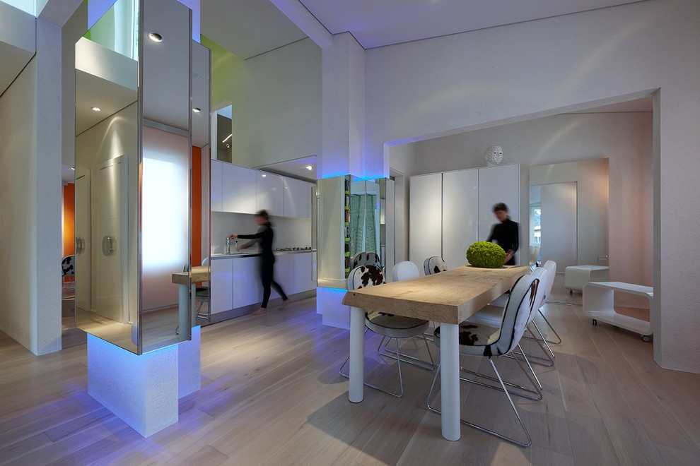Exemple d'une salle à manger moderne avec un mur blanc.