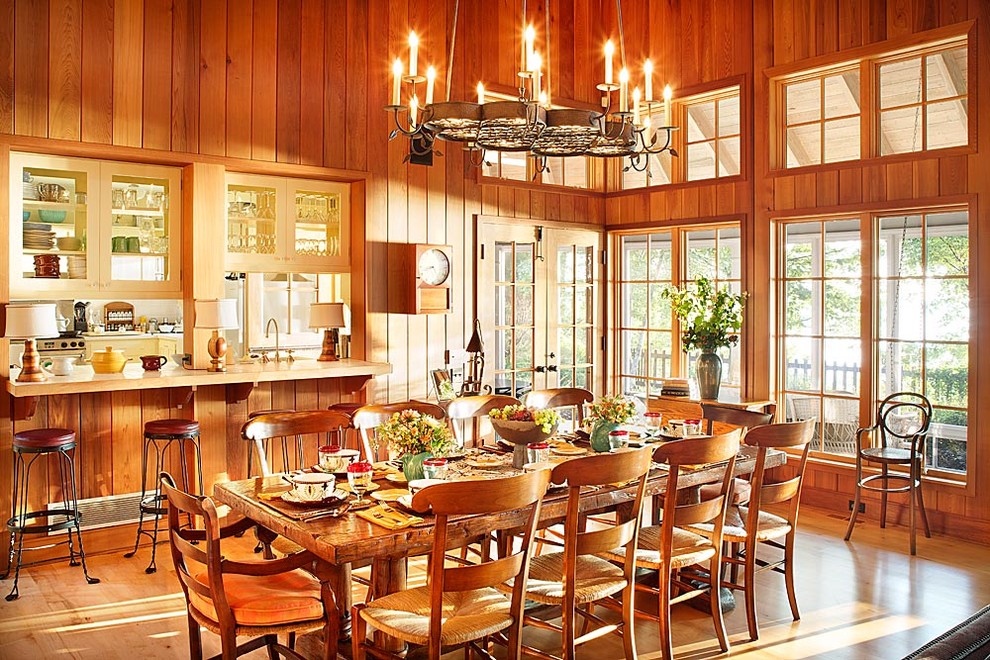 Imagen de comedor de cocina rústico con suelo de madera en tonos medios