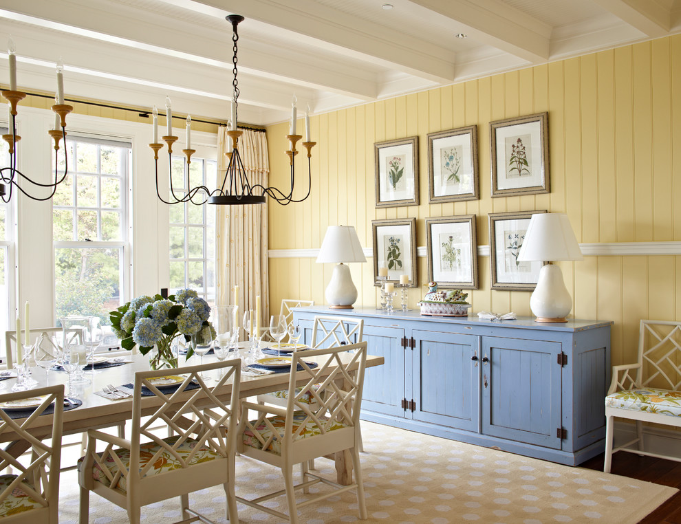 Cette image montre une salle à manger marine avec un mur jaune, parquet foncé, un sol beige et éclairage.