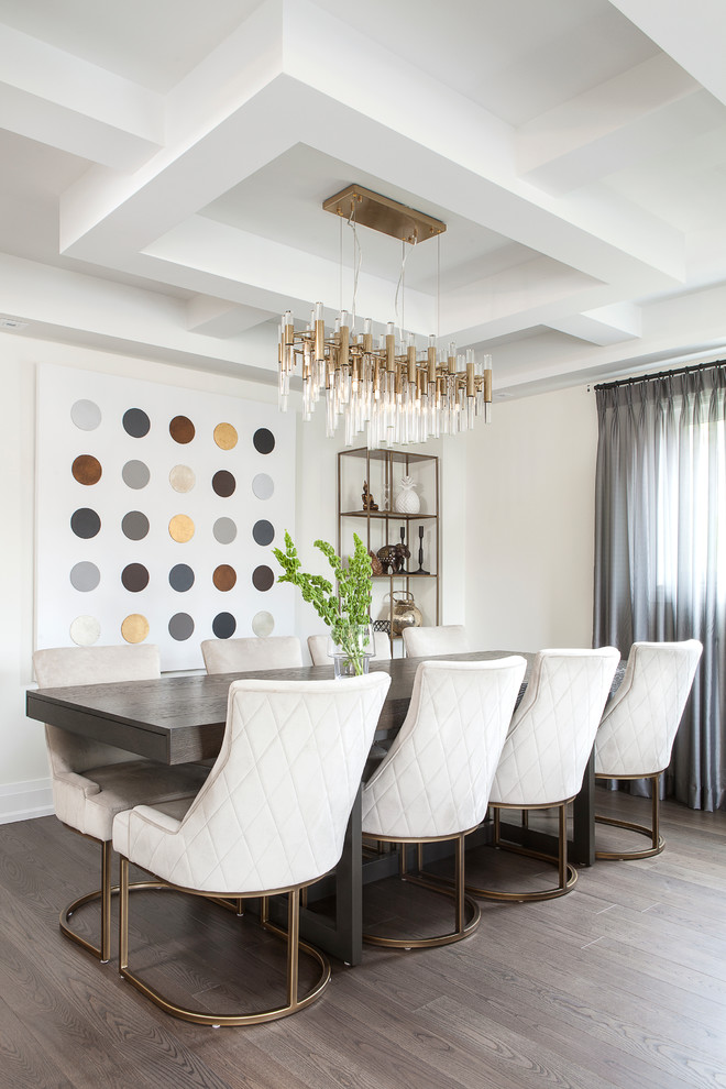 Idee per una sala da pranzo aperta verso il soggiorno minimal di medie dimensioni con pareti bianche, parquet scuro e pavimento marrone
