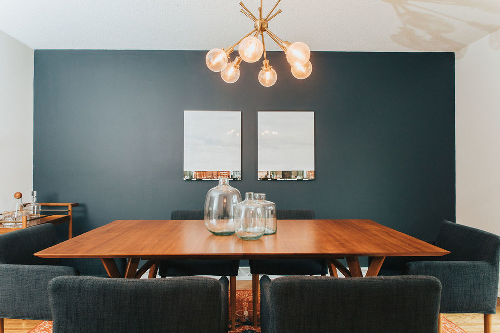 Стильный дизайн: столовая в стиле ретро с синими стенами - последний тренд