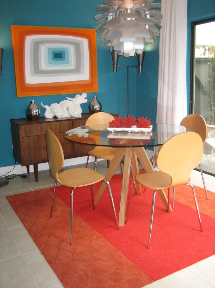 Exemple d'une salle à manger rétro avec un mur bleu.