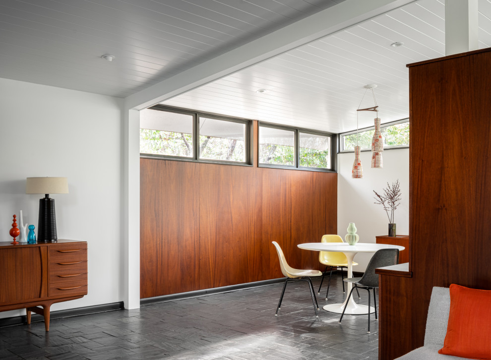 Стильный дизайн: кухня-столовая среднего размера в стиле ретро с белыми стенами, серым полом и полом из сланца - последний тренд