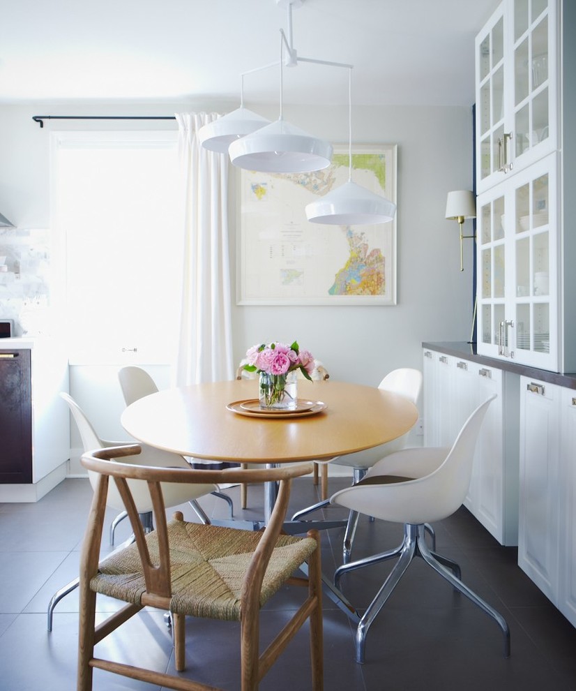 На фото: кухня-столовая в стиле неоклассика (современная классика) с белыми стенами с