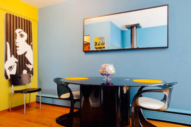 Imagen de comedor retro de tamaño medio abierto con paredes azules