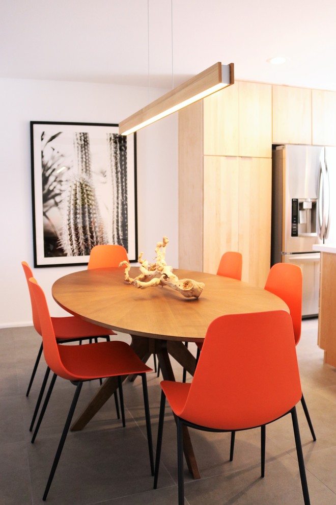Esempio di una grande sala da pranzo aperta verso il soggiorno minimalista con pavimento con piastrelle in ceramica, pavimento grigio e pareti bianche