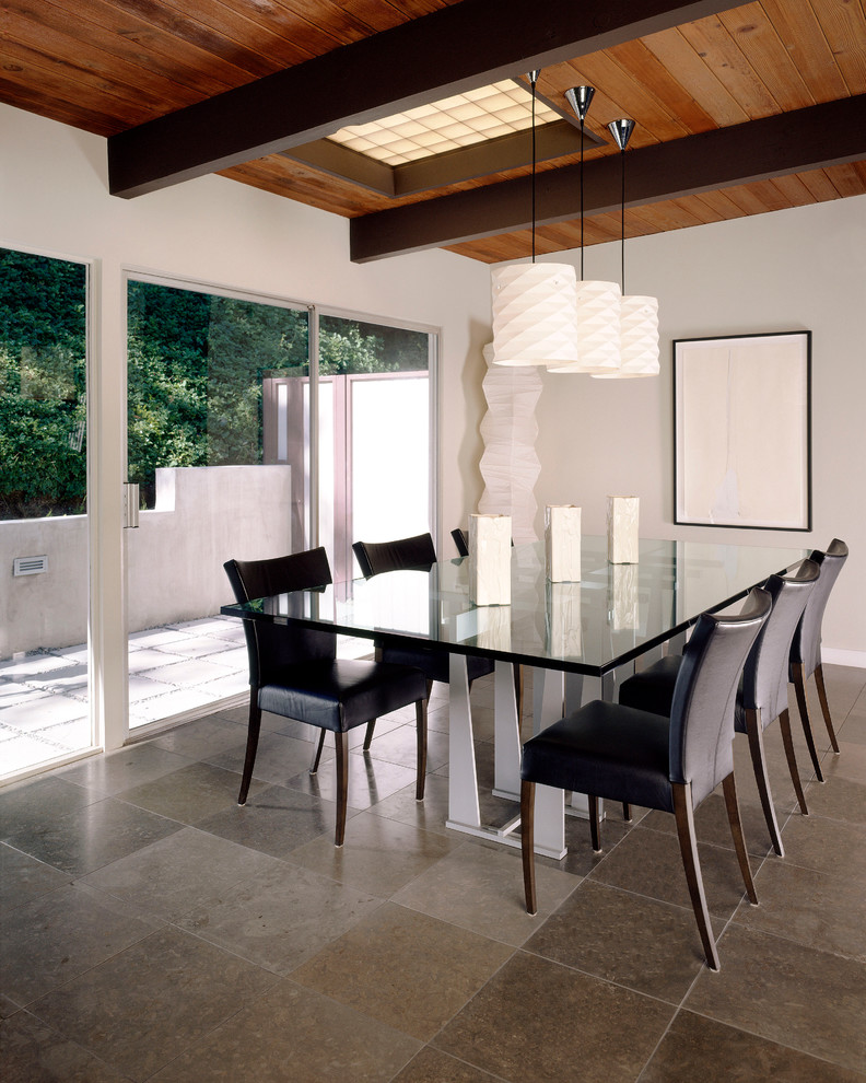 Immagine di una sala da pranzo minimalista con pareti bianche