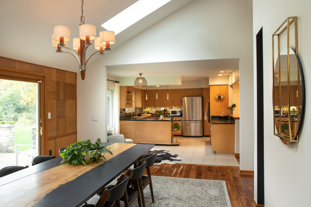 Идея дизайна: кухня-столовая среднего размера в стиле ретро с бежевыми стенами, паркетным полом среднего тона, горизонтальным камином, фасадом камина из бетона и коричневым полом
