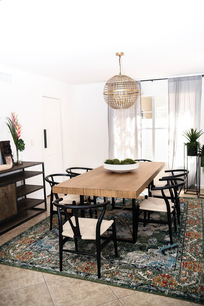 Immagine di una sala da pranzo aperta verso il soggiorno minimalista di medie dimensioni con pareti bianche, pavimento in gres porcellanato, nessun camino e pavimento beige