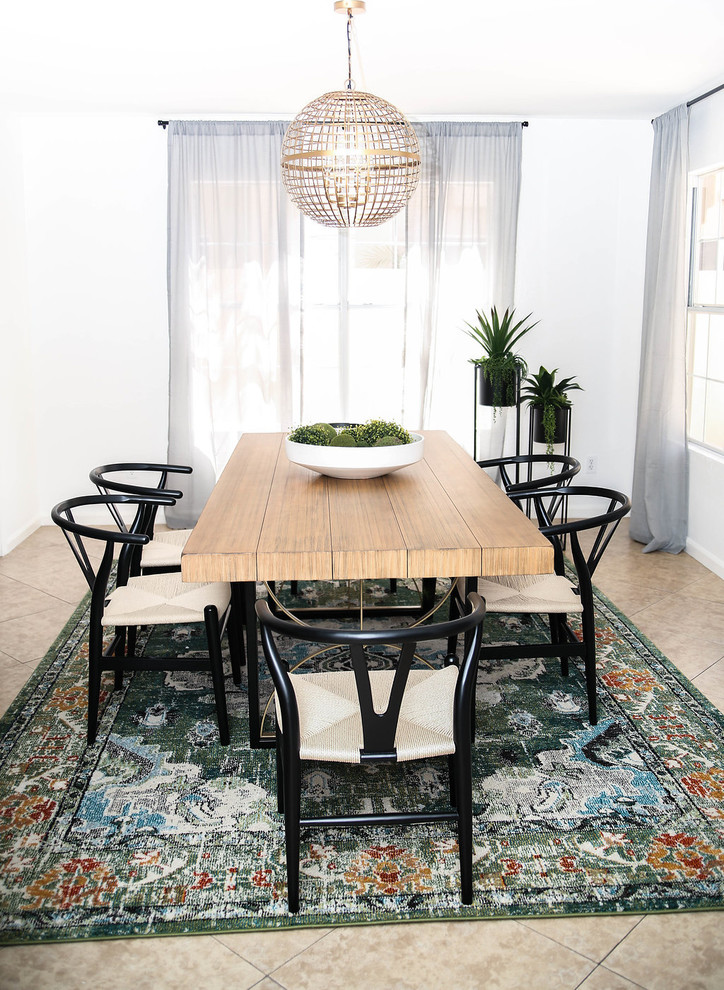 Foto di una sala da pranzo aperta verso il soggiorno minimalista di medie dimensioni con pareti bianche, pavimento in gres porcellanato, nessun camino e pavimento beige
